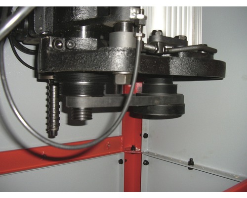 Detaljvy av en mekanisk verkstadspress med komponenter som gängad spindel och kilrem