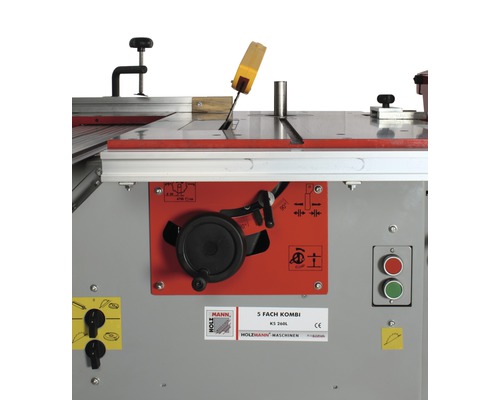 Detaljvy av en träbearbetningsmaskin med sågblad och kontrollpanel.