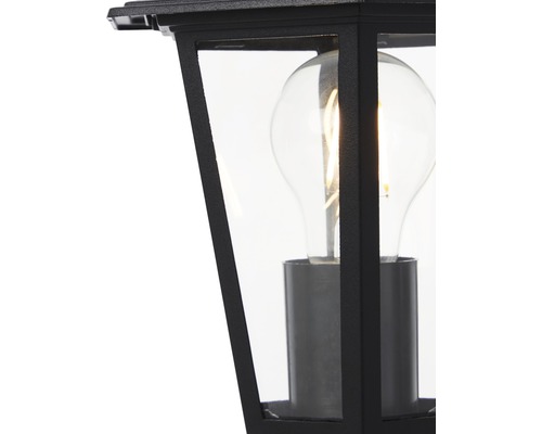 Detaljvy av en svart utomhuslampa med klar glödlampa