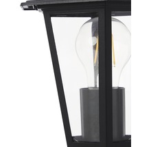 Detalj av en svart utomhuslampa med glödlampa