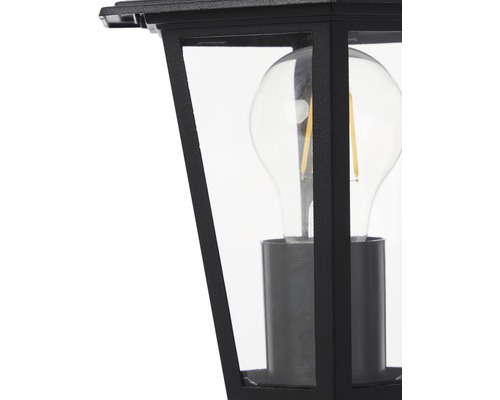 Detalj av en svart utomhuslampa med glödlampa
