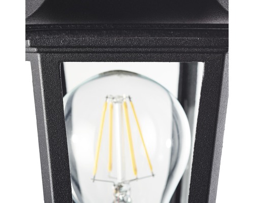 Detaljvy av en svart utomhuslampa med glödlampa