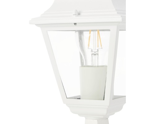 Detaljbild av en vit utomhuslampa med klart glas och glödlampa