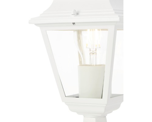 Detaljvy av en vit utomhuslampa med glödlampa.
