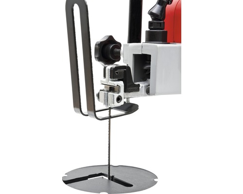 Detaljvy av en dekupersåg med sågblad och stödplatta