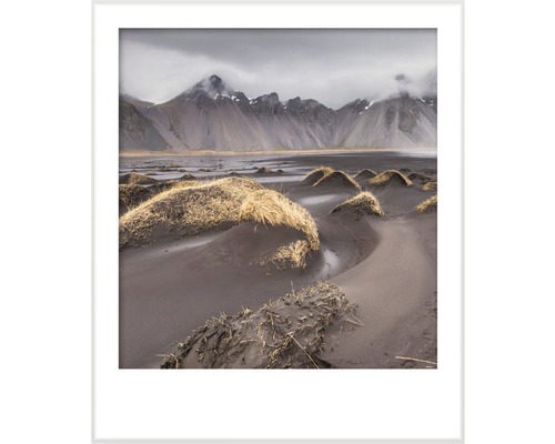 Inramad landskapsbild med sanddyner och berg