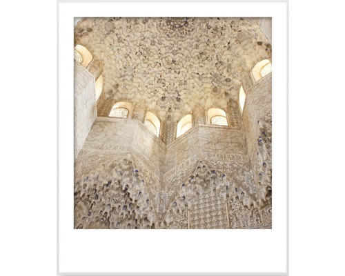 Detaljvy av inredningen i ett rum med invecklade stuckaturer och små fönster