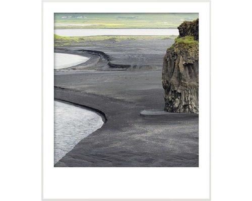 Fotografi av ett landskap med vatten och en klippa