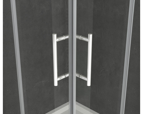 Detaljvy av en duschkabin med dörrhandtag