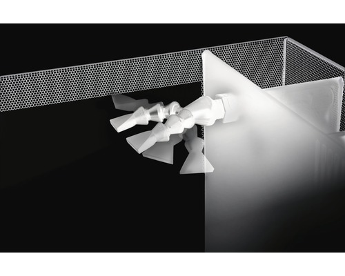 Kylvätsketillförsel med flexibel slang och munstycken framför perforerad plåt