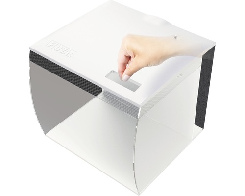 Fluval akvarium med hand som öppnar en lucka