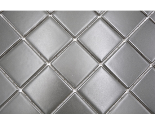 Närbild av fyrkantiga keramiska mosaikplattor