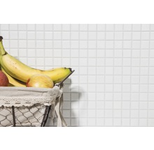 Vit mosaik med fruktkorg