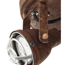 Taklampa i metall i industriell design med LED-lampa och skyddsgaller