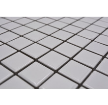 Närbild av vita kvadratiska mosaikplattor