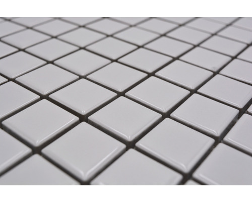 Närbild av vita kvadratiska mosaikplattor