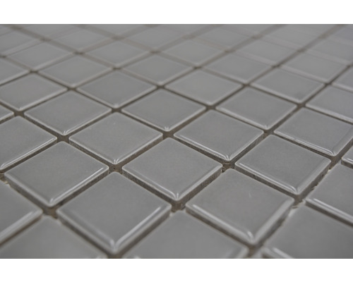 Närbild av fyrkantiga, grå mosaikplattor.