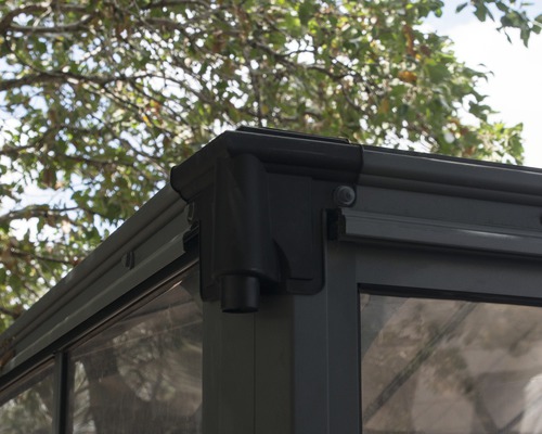 Detaljvy av ett lusthus hörn med stuprör