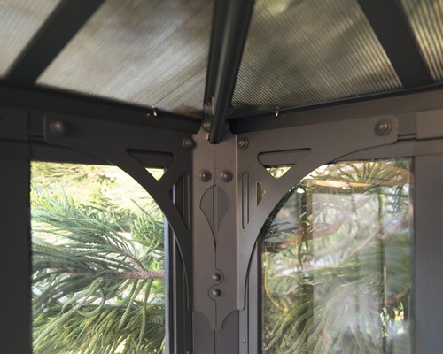 Detaljvy av ett lusthus med metallelement och transparent tak