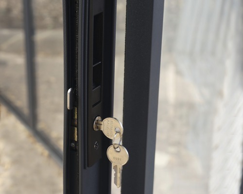 Närbild av ett dörrlås med nyckel