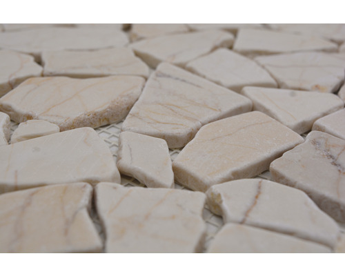 Marmor mosaikplattor på ett nät