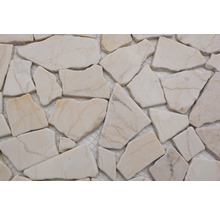 Närbild av mosaikplattor av natursten