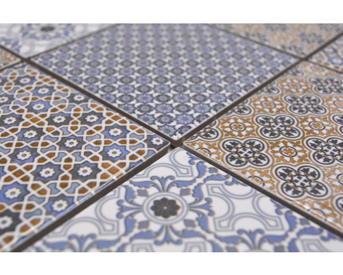 Mönster av dekorerade plattor