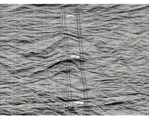 Detaljbild av en grå presenning med knappar och söm