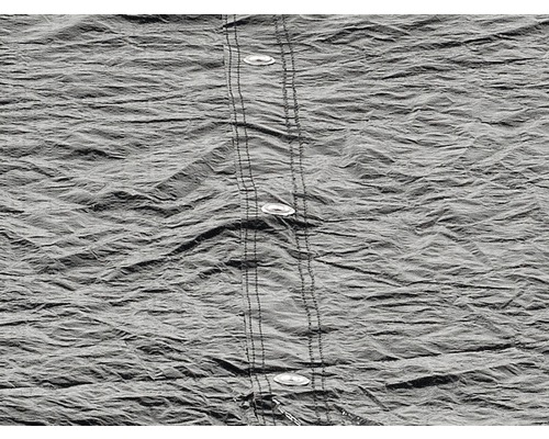 Detaljvy av en grå presenning med tryckknappar