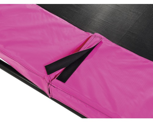 Närbild av ett trampolinskydd med kardborreknäppning