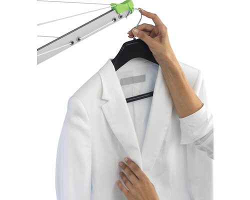 Torkvinda med jacka hängd på galge