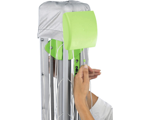 Person som använder en torkvinda med torkskärm