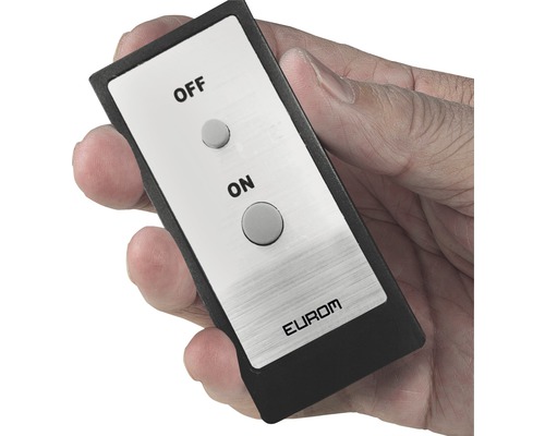 En hand håller en fjärrkontroll med på- och avknappar av märket Eurom.