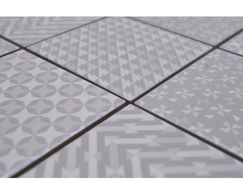 Närbild av golvplattor med geometriska mönster