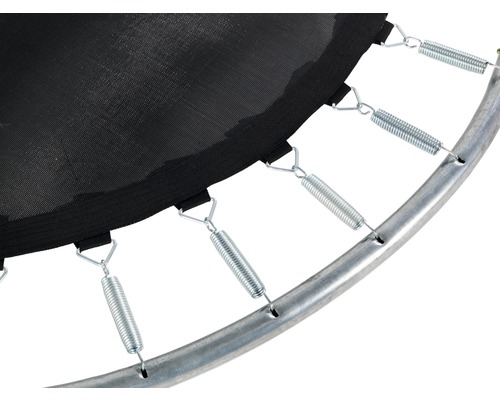 Detaljbild av en trampolinduk med fjädrar och ram