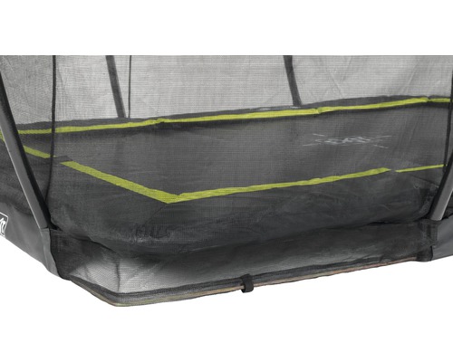 Detaljvy av en studsmatta med säkerhetsnät