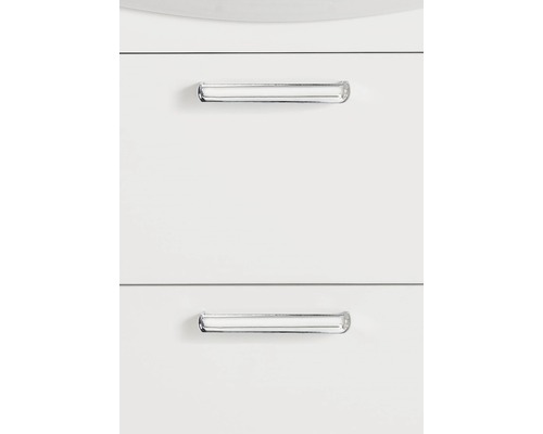 Närbild av två vita lådor med silverfärgade handtag