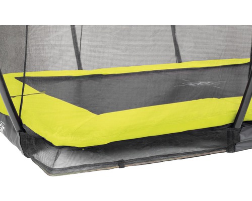 Detaljvy av en studsmatta med säkerhetsnät