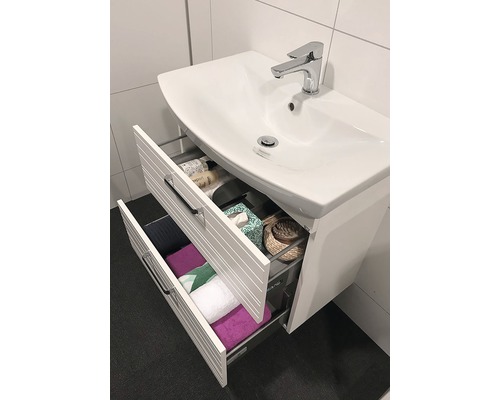 Tvättställsskåp med öppna lådor i badrummet