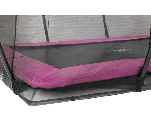 Detaljvy av en studsmatta med säkerhetsnät och ramvaddering