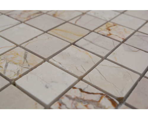 Närbild av kvadratiska mosaikplattor i marmor