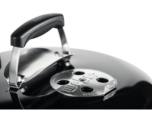 Detaljvy av en Weber klotgrill med lockhandtag och ventilationsreglage