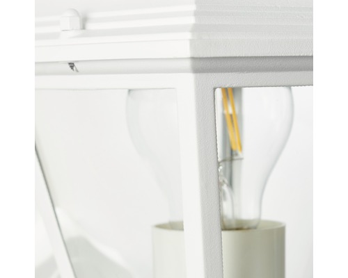 Detaljbild av en vit utomhuslampa med glödlampa