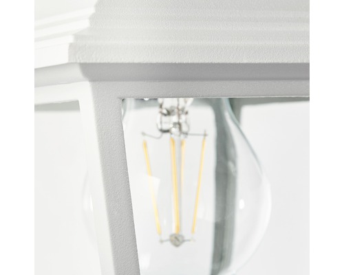 Detaljbild av en vit utomhuslampa med glödlampa