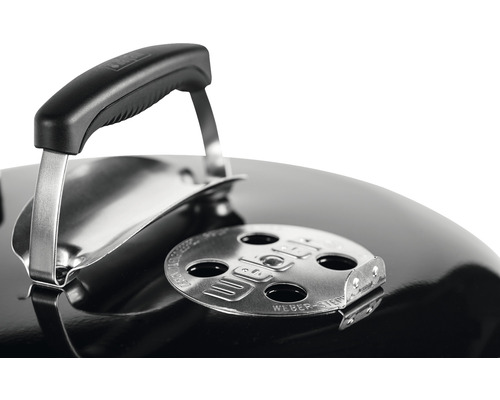 Detaljvy av ett grillock med handtag och ventilationsspjäll