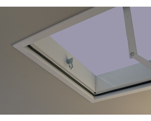 Detaljvy av ett vindfönster med ram och beslag