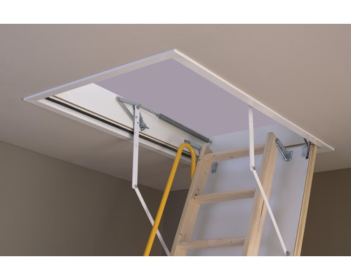 Fällbar trätrappa med vit lucka