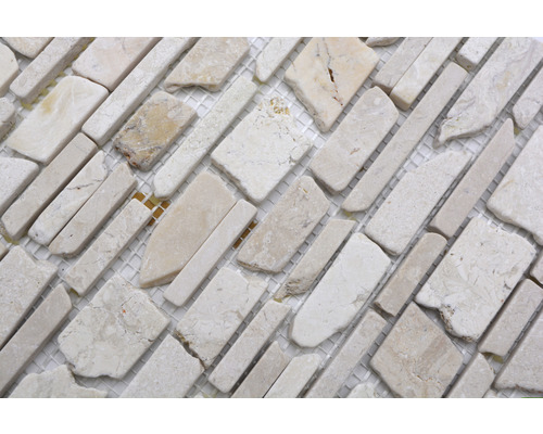 Travertinmosaikplattor på ett nät