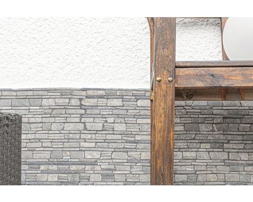 Detaljvy av en stenfasad och ett träelement