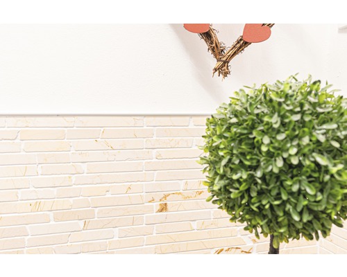 Väggplattor i stenlook och konstgjord buxbom i katform som dekoration